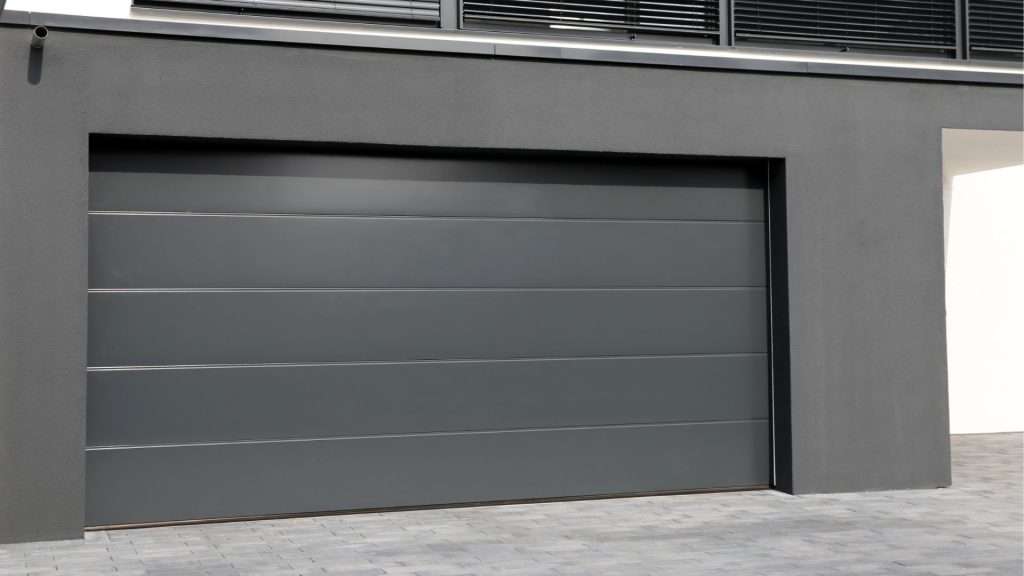 Brede moderne sectionaal poort zwart woning